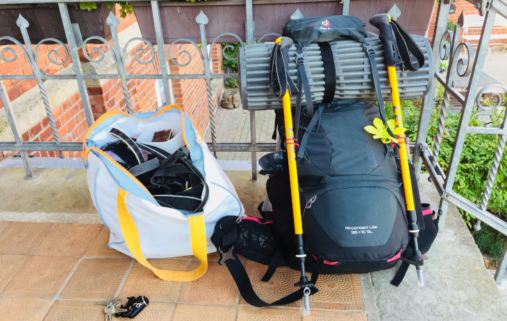 Das Hunde-Equipment und mein gepackter Trekking-Rucksack.