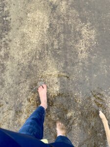 Barfußlaufen durch eine Pfütze